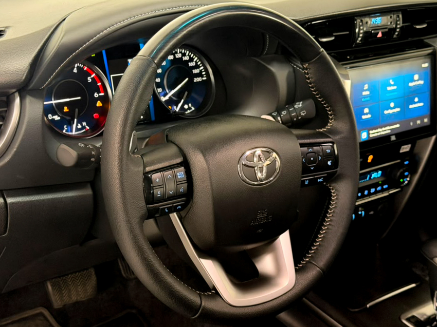 Toyota HILUX SW4 2.8 D-4D TURBO DIESEL SRX PLATINUM 4X4 AUTOMÁTICO 14