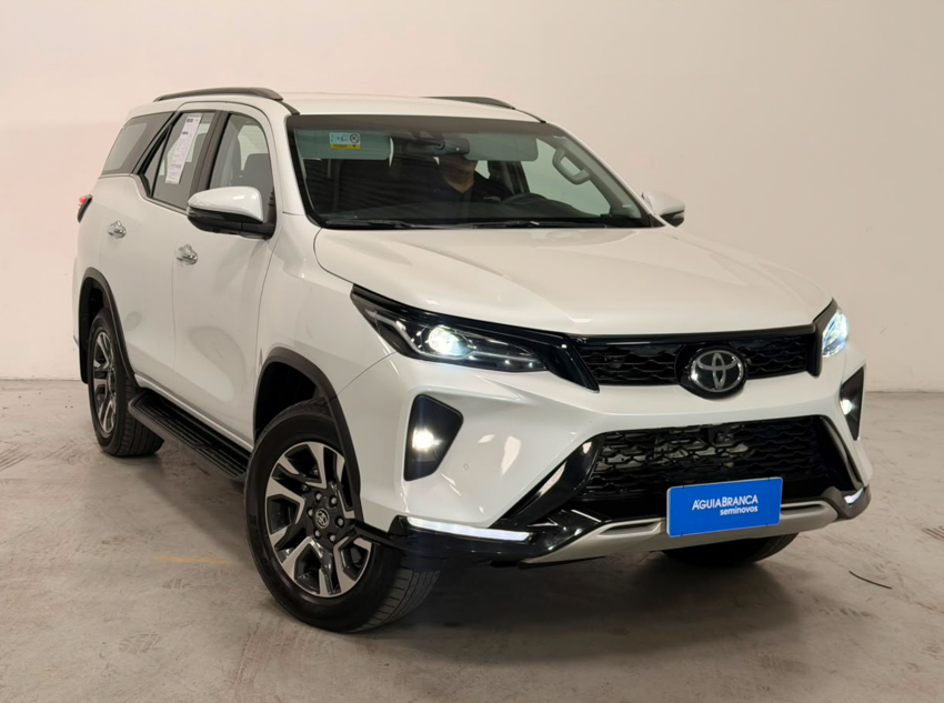 Toyota HILUX SW4 2.8 D-4D TURBO DIESEL SRX PLATINUM 4X4 AUTOMÁTICO 4
