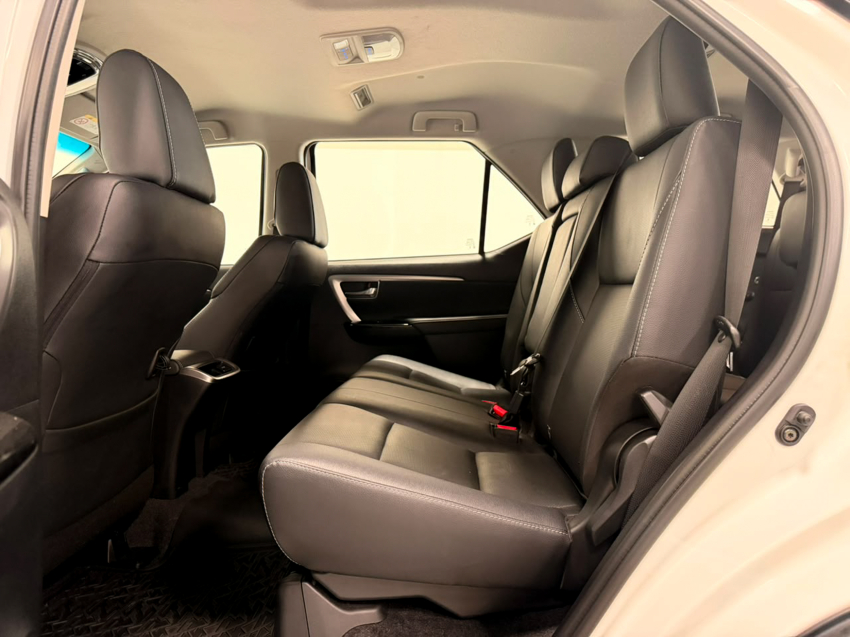 Toyota HILUX SW4 2.8 D-4D TURBO DIESEL SRX PLATINUM 4X4 AUTOMÁTICO 23