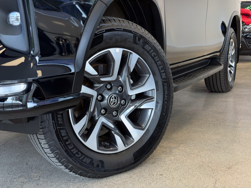 Toyota HILUX SW4 2.8 D-4D TURBO DIESEL SRX PLATINUM 7L 4X4 AUTOMÁTICO 2