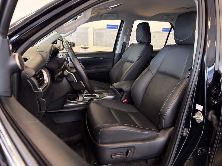 Toyota HILUX SW4 2.8 D-4D TURBO DIESEL SRX PLATINUM 7L 4X4 AUTOMÁTICO 25