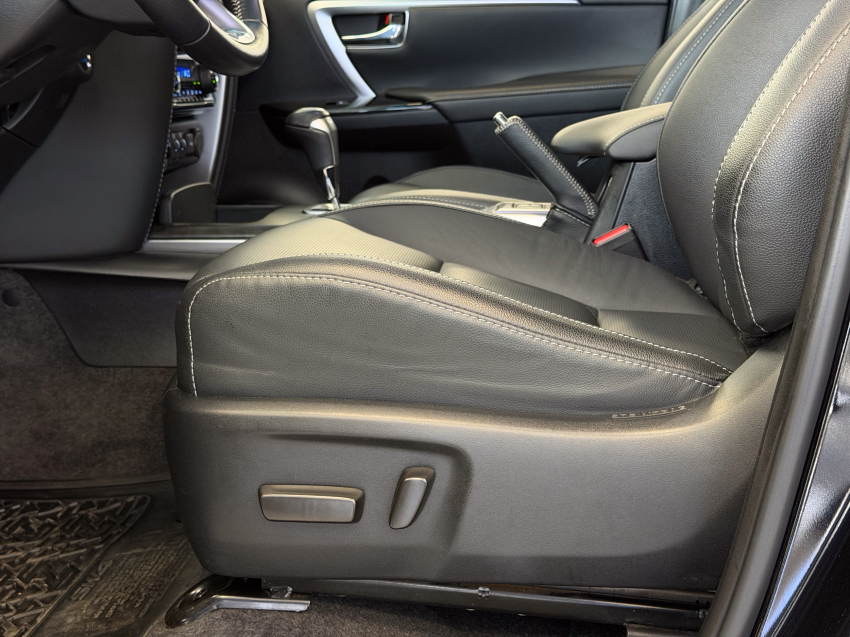 Toyota HILUX SW4 2.8 D-4D TURBO DIESEL SRX PLATINUM 7L 4X4 AUTOMÁTICO 26