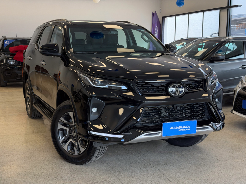 Toyota HILUX SW4 2.8 D-4D TURBO DIESEL SRX PLATINUM 7L 4X4 AUTOMÁTICO 5