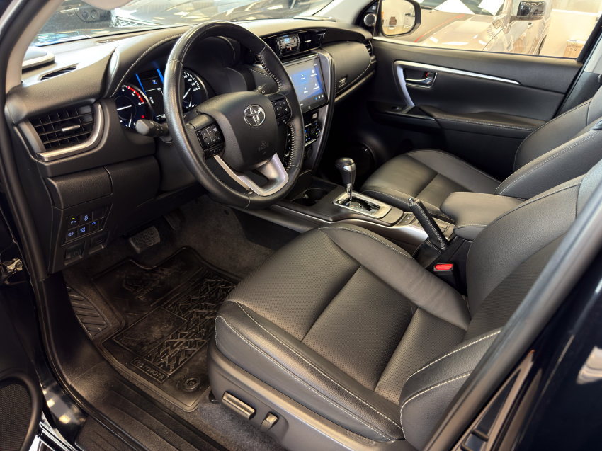 Toyota HILUX SW4 2.8 D-4D TURBO DIESEL SRX PLATINUM 7L 4X4 AUTOMÁTICO 15