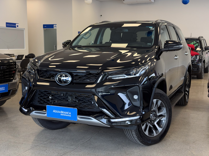 Toyota HILUX SW4 2.8 D-4D TURBO DIESEL SRX PLATINUM 7L 4X4 AUTOMÁTICO