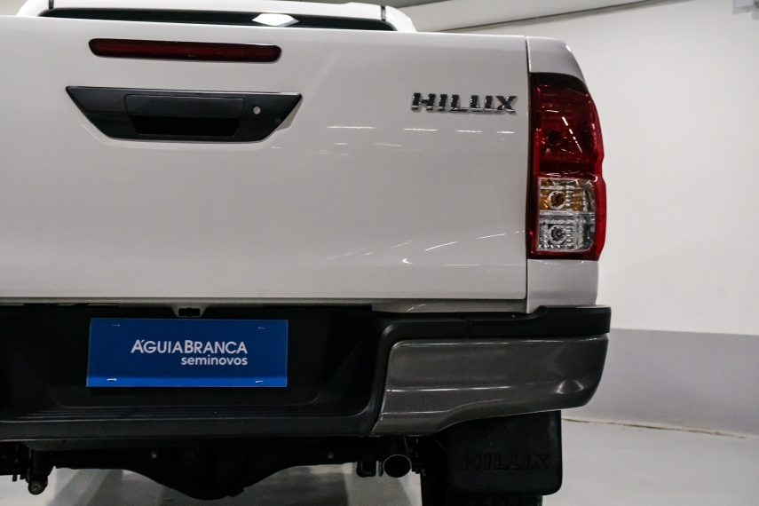Toyota HILUX 2.8 D-4D TURBO DIESEL CD POWER PACK 4X4 AUTOMÁTICO 9