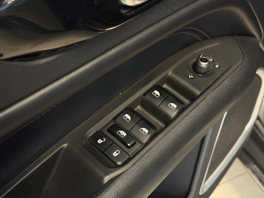JEEP COMMANDER 1.3 T270 TURBO FLEX LIMITED AT6 26