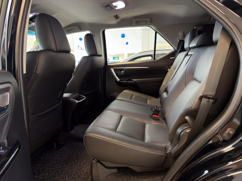 Toyota HILUX SW4 2.8 D-4D TURBO DIESEL SRX PLATINUM 7L 4X4 AUTOMÁTICO 26