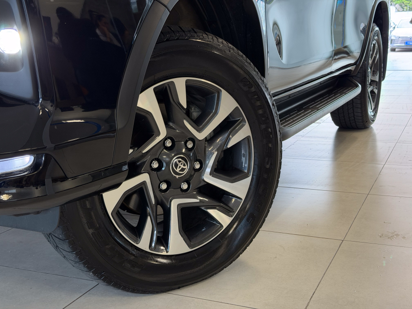 Toyota HILUX SW4 2.8 D-4D TURBO DIESEL SRX PLATINUM 7L 4X4 AUTOMÁTICO 2