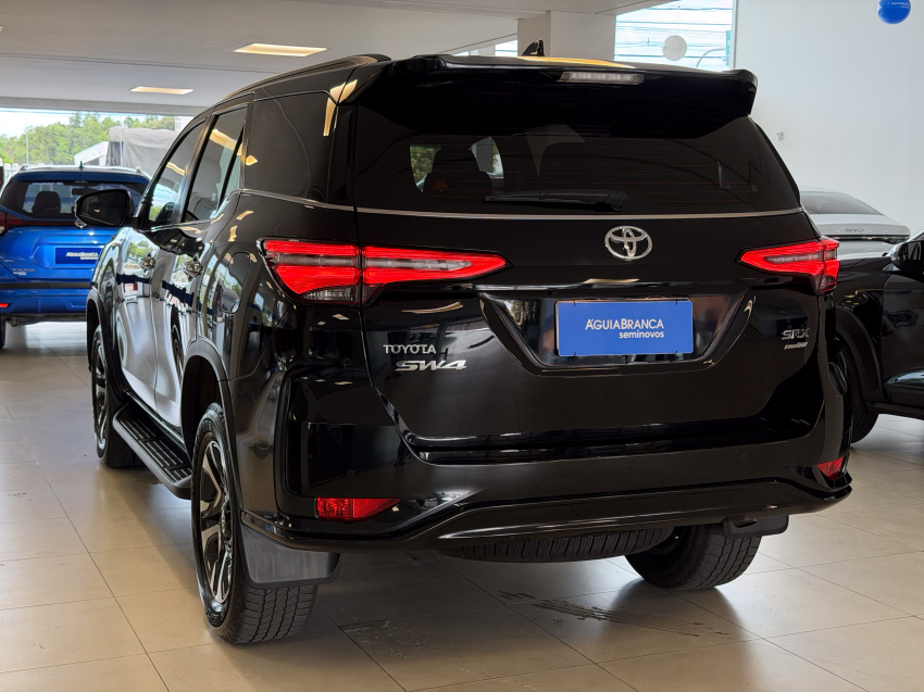 Toyota HILUX SW4 2.8 D-4D TURBO DIESEL SRX PLATINUM 7L 4X4 AUTOMÁTICO 7