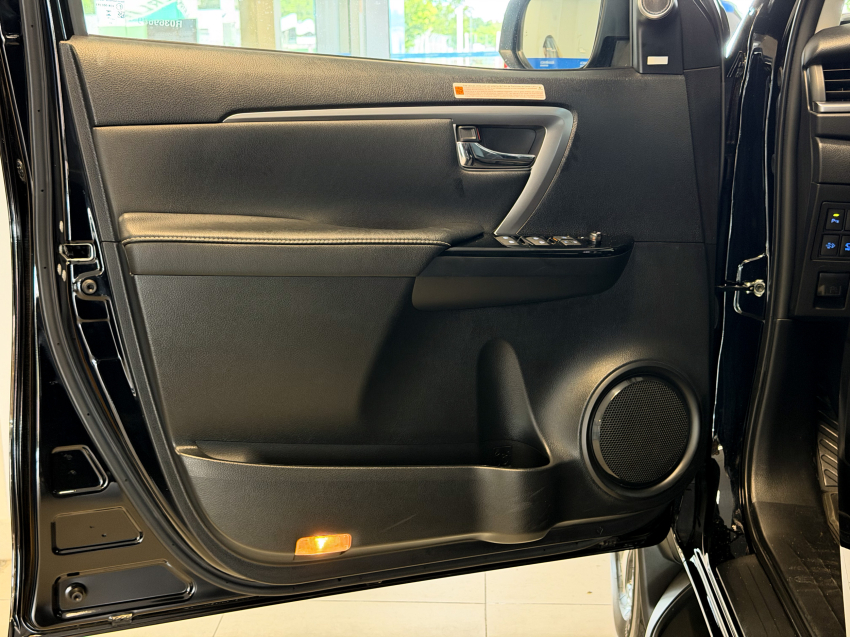 Toyota HILUX SW4 2.8 D-4D TURBO DIESEL SRX PLATINUM 7L 4X4 AUTOMÁTICO 22