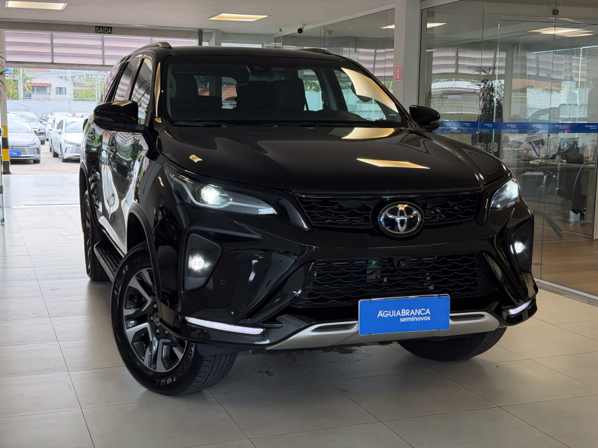 Toyota HILUX SW4 2.8 D-4D TURBO DIESEL SRX PLATINUM 7L 4X4 AUTOMÁTICO 5