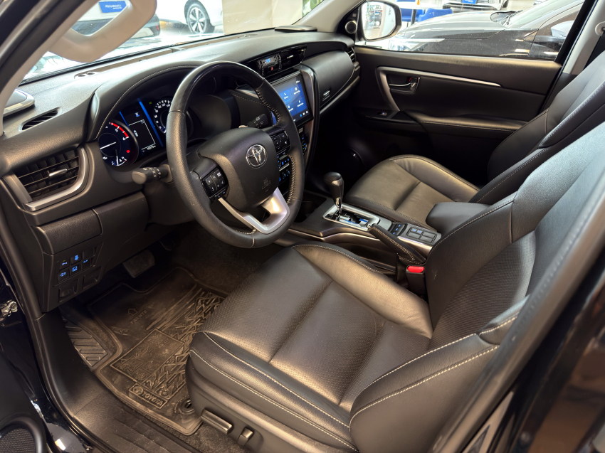 Toyota HILUX SW4 2.8 D-4D TURBO DIESEL SRX PLATINUM 7L 4X4 AUTOMÁTICO 14