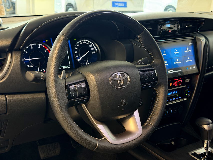 Toyota HILUX SW4 2.8 D-4D TURBO DIESEL SRX PLATINUM 7L 4X4 AUTOMÁTICO 15