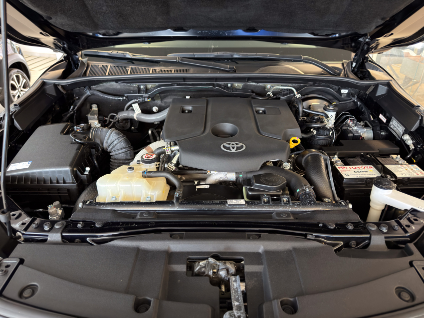 Toyota HILUX SW4 2.8 D-4D TURBO DIESEL SRX PLATINUM 7L 4X4 AUTOMÁTICO 6