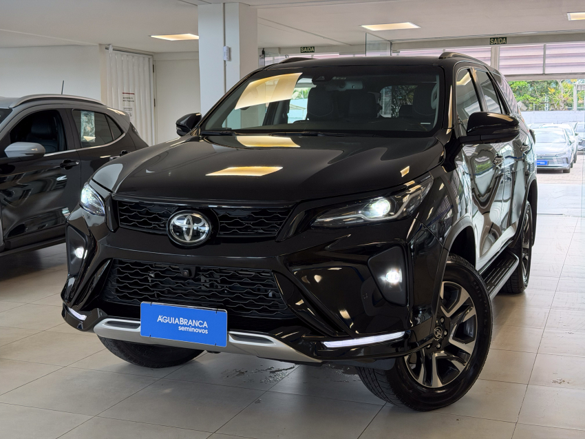 Toyota HILUX SW4 2.8 D-4D TURBO DIESEL SRX PLATINUM 7L 4X4 AUTOMÁTICO