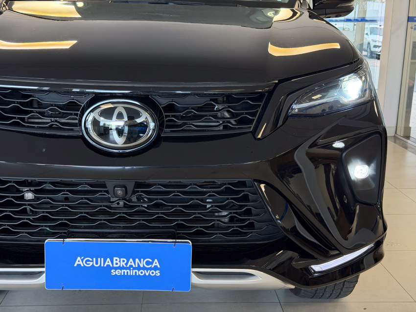 Toyota HILUX SW4 2.8 D-4D TURBO DIESEL SRX PLATINUM 7L 4X4 AUTOMÁTICO 4