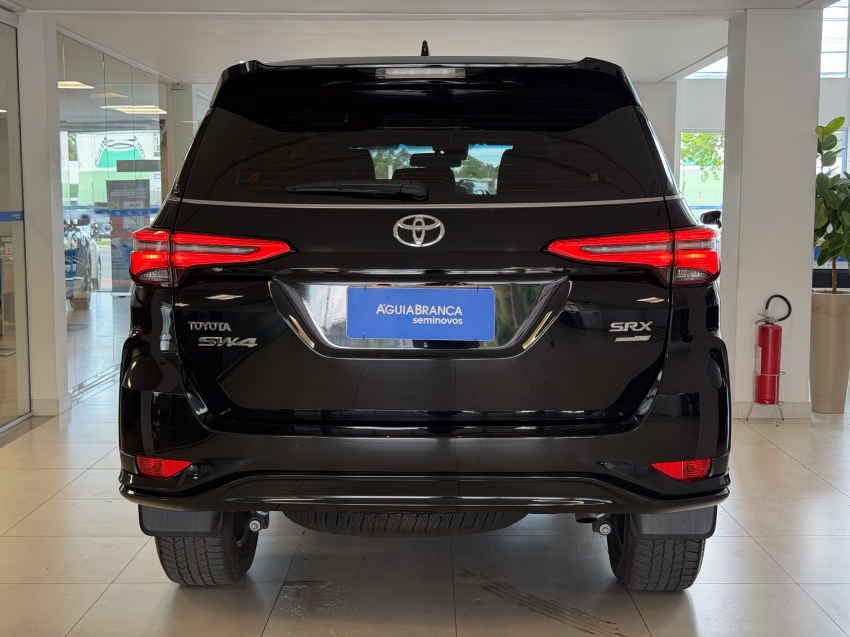Toyota HILUX SW4 2.8 D-4D TURBO DIESEL SRX PLATINUM 7L 4X4 AUTOMÁTICO 8