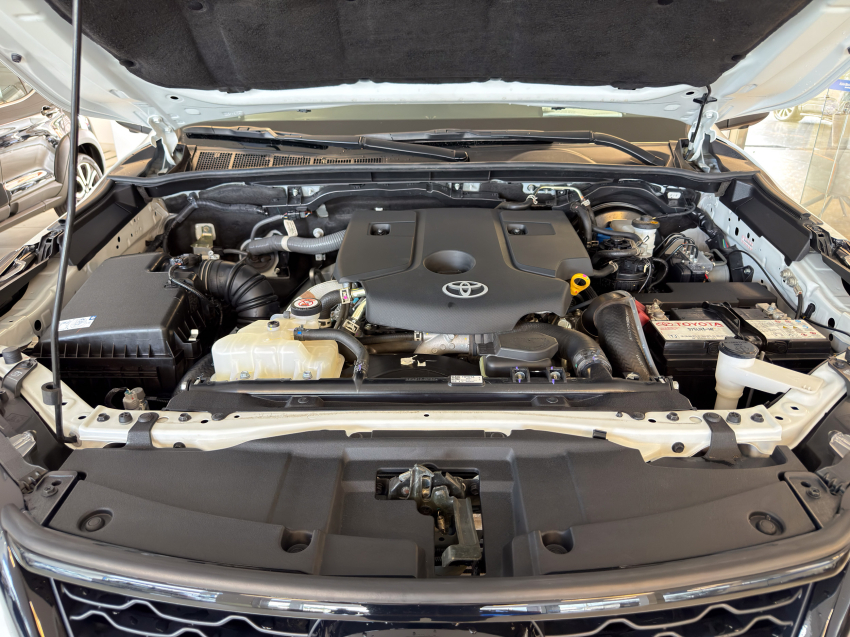 Toyota HILUX SW4 2.8 D-4D TURBO DIESEL SRX PLATINUM 4X4 AUTOMÁTICO 6