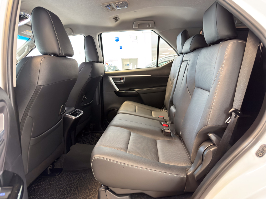 Toyota HILUX SW4 2.8 D-4D TURBO DIESEL SRX PLATINUM 4X4 AUTOMÁTICO 24