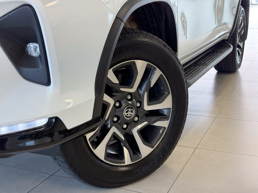 Toyota HILUX SW4 2.8 D-4D TURBO DIESEL SRX PLATINUM 4X4 AUTOMÁTICO 2