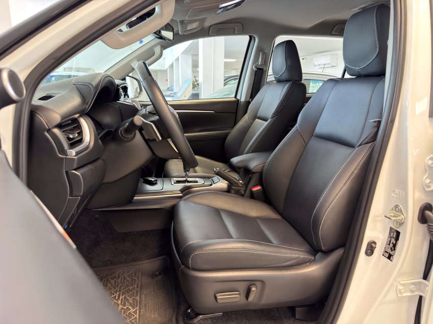 Toyota HILUX SW4 2.8 D-4D TURBO DIESEL SRX PLATINUM 4X4 AUTOMÁTICO 23