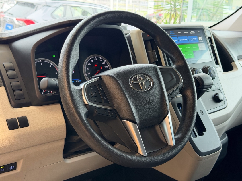 Toyota HIACE 2.8 D-4D TURBO DIESEL MINIBUS 15+1 DX AUTOMÁTICO 15