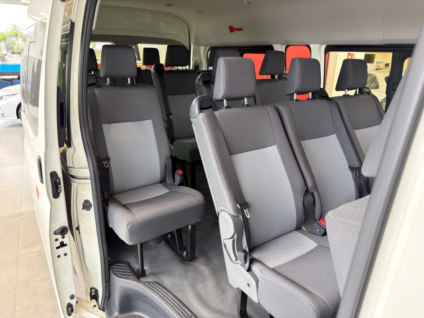 Toyota HIACE 2.8 D-4D TURBO DIESEL MINIBUS 15+1 DX AUTOMÁTICO 26