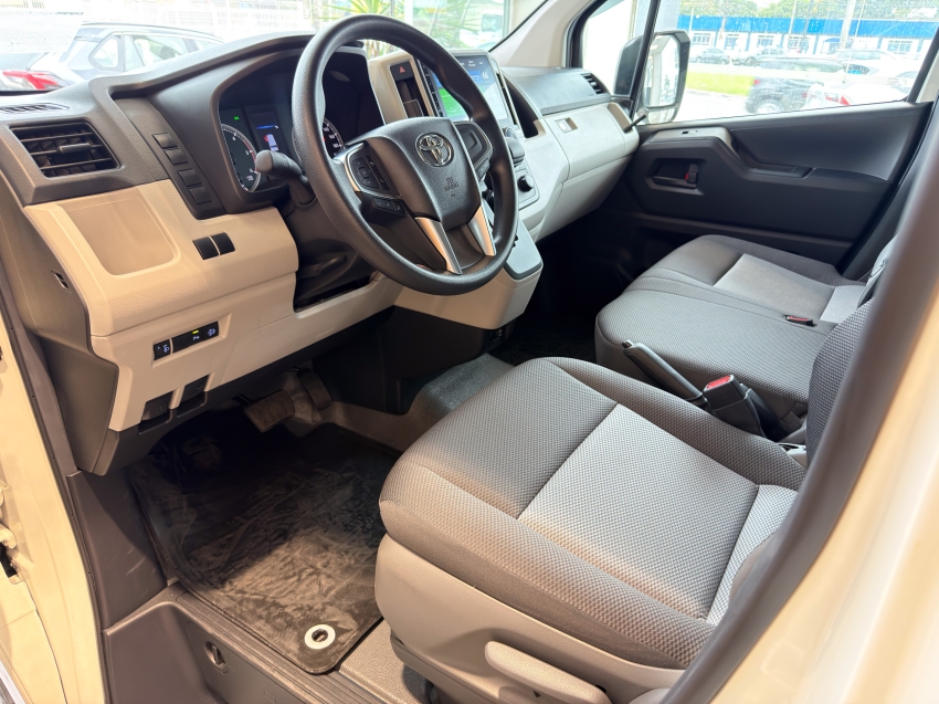Toyota HIACE 2.8 D-4D TURBO DIESEL MINIBUS 15+1 DX AUTOMÁTICO 14