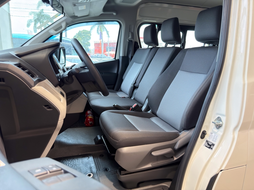 Toyota HIACE 2.8 D-4D TURBO DIESEL MINIBUS 15+1 DX AUTOMÁTICO 21