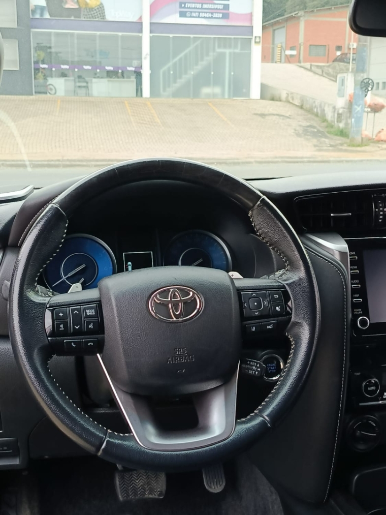 toyota hilux sw4 2.8 d-4d turbo diesel srx 7l 4x4 automatico 2.0 4p 202111