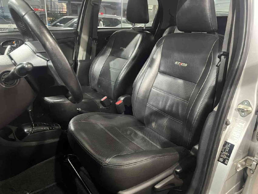 etios hatch platinum automatico