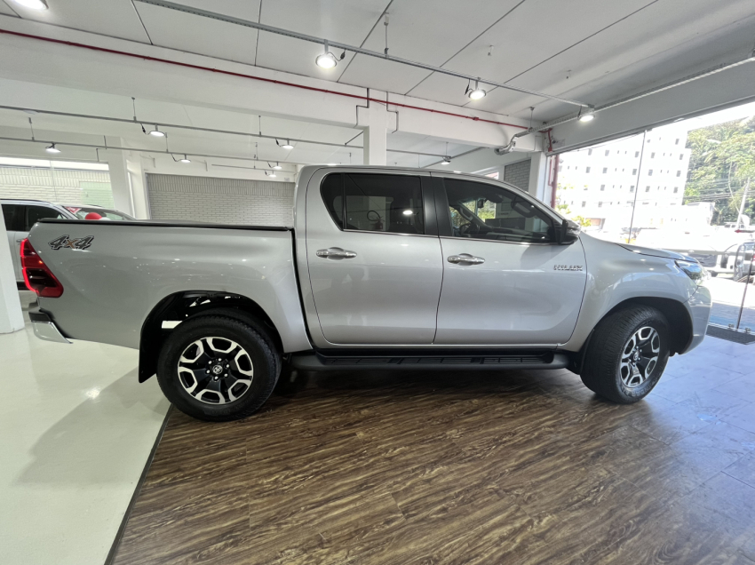 hilux cd dsl 4x4 srx 2.8 diesel2