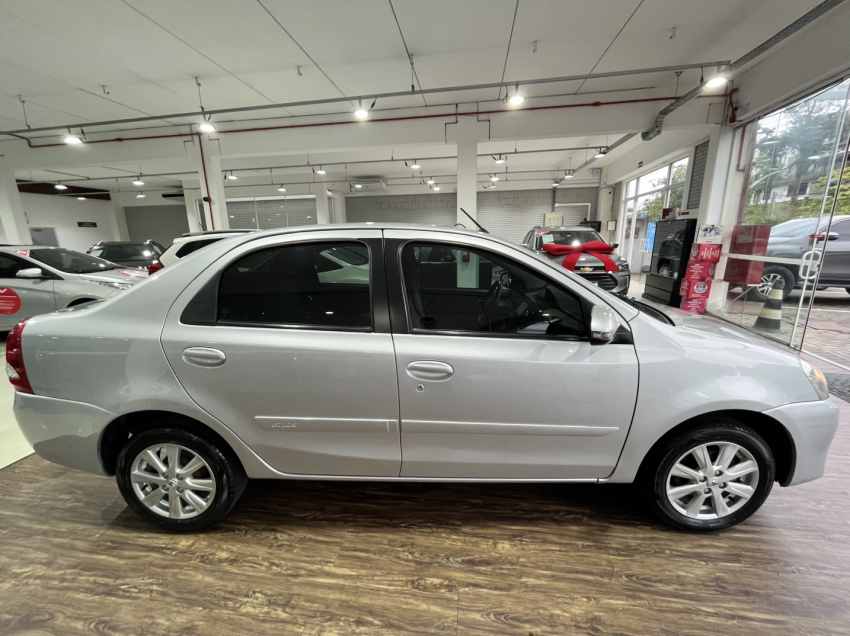 etios xls 1.5 sedan3