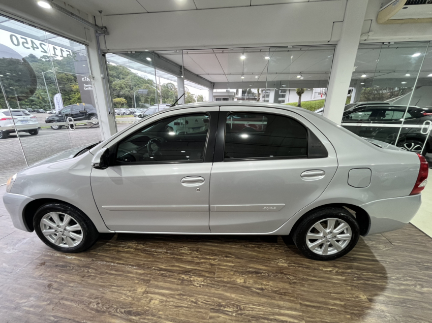 etios xls 1.5 sedan4