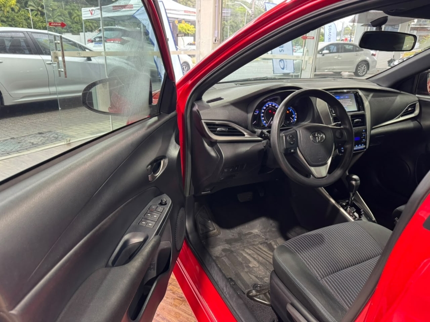yaris 1.3 16v flex xl plus tech6