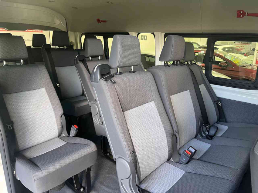TOYOTA HIACE PASSAGEIRO MINIBUSS AUTOMÁTICA10