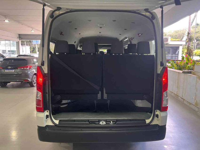TOYOTA HIACE PASSAGEIRO MINIBUSS AUTOMÁTICA6