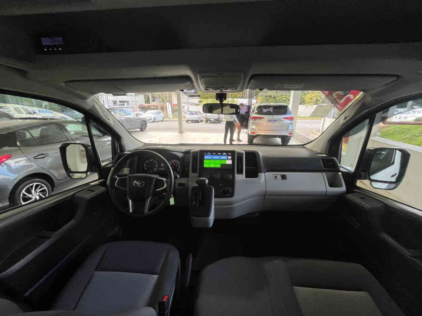 TOYOTA HIACE PASSAGEIRO MINIBUSS AUTOMÁTICA11