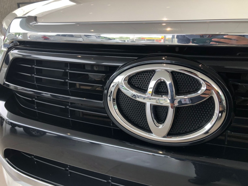 toyota hilux 2.8 d-4d turbo diesel cd srv 4x4 automatico 4p 202413