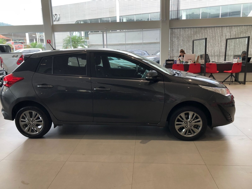 toyota yaris 1.5 flex 20217