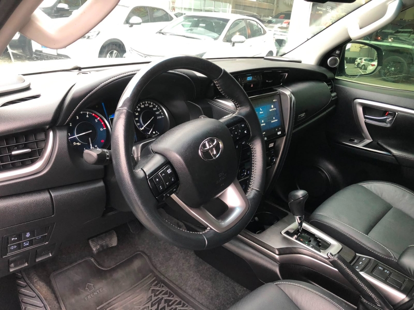 toyota hilux sw4 2.8 d-4d turbo diesel srx 7l 4x4 automatico 5p 202420