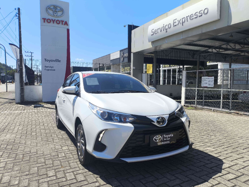 toyota yaris 1.5 16v flex xs multidrive 4p automatico 2025