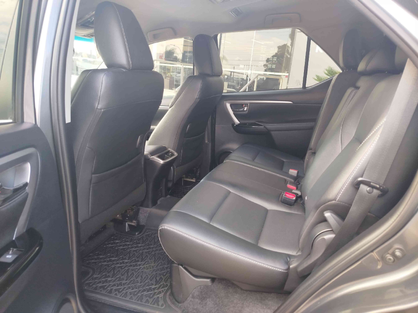 toyota hilux sw4 2.8 d-4d turbo diesel srx 7l 4x4 automatico 4p 202112