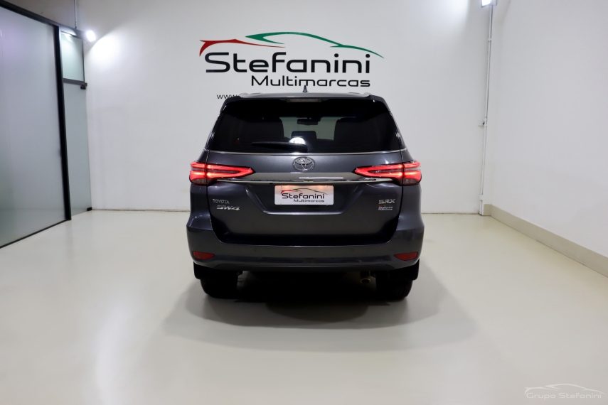 toyota hilux sw4 2.8 d-4d turbo diesel srx 7l 4x4 automatico 4p 202311