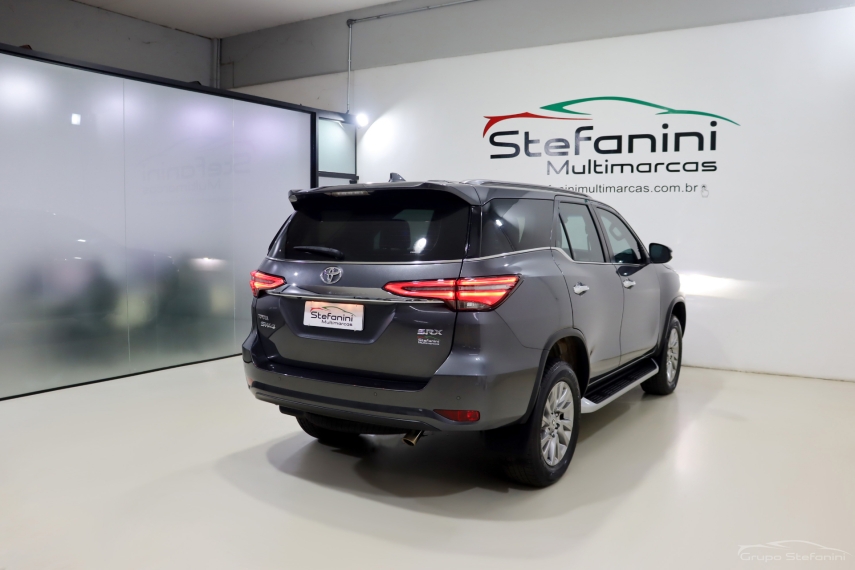 toyota hilux sw4 2.8 d-4d turbo diesel srx 7l 4x4 automatico 4p 202310