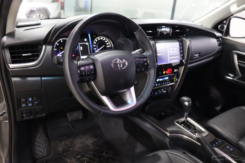 toyota hilux sw4 2.8 d-4d turbo diesel srx 7l 4x4 automatico 4p 20233