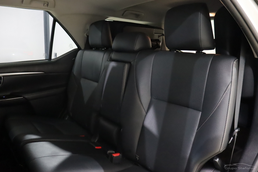 toyota hilux sw4 2.8 d-4d turbo diesel srx 7l 4x4 automatico 4p 20217