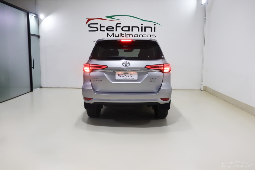 toyota hilux sw4 2.8 d-4d turbo diesel srx 7l 4x4 automatico 4p 202112