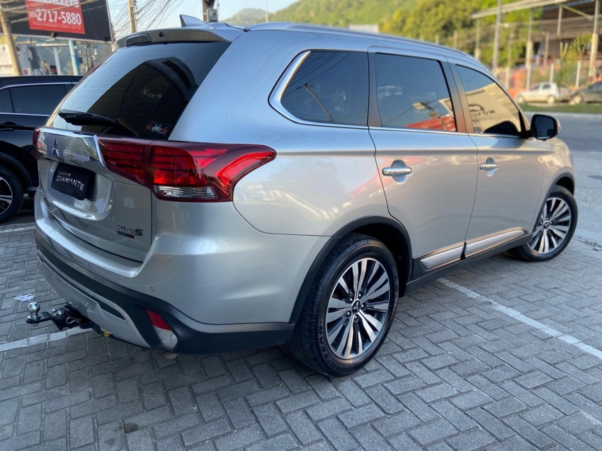 mitsubishi outlander 2.2 mivec di-d diesel hpe-s awd automatico 4p 2022